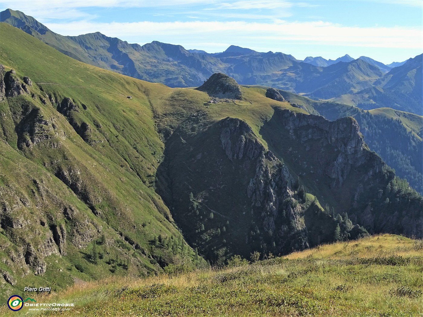 23 Dal Collino vediamo il MIncucco in alto a sx la cima (2001 m) a dx in basso il torrione (1832 m) .JPG